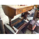 A 20TH CENTURY SOFA TABLE IN MAHOGANY WITH SOLID HARP ENDS