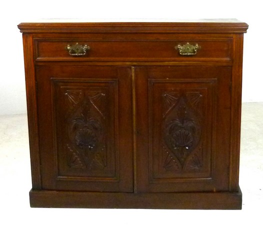A mahogany cupboard with a single drawer - Image 2 of 3
