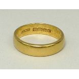 A 22ct gold wedding band, size K/L, 4.8g