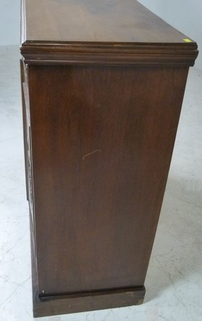 A mahogany cupboard with a single drawer - Image 3 of 3