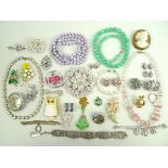 A quantity of costume jewellery includin