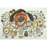 A quantity of costume jewellery includin