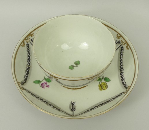 A Worcester, First Period, porcelain tea bowl and saucer, circa 1780, decorated with floral sprigs - Image 2 of 3