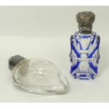 A Victorian blue flashed glass scent bottle with a plated mount and hinged lid, 7cm long, and a