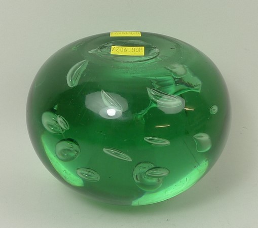 A Victorian green glass dump with air bubble inclusions, 13cm diameter. - Image 6 of 9