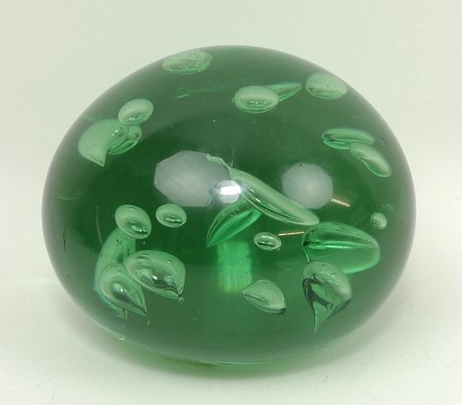 A Victorian green glass dump with air bubble inclusions, 13cm diameter. - Image 2 of 9