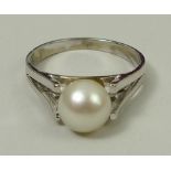 An 18ct gold ring, set with a cultured pearl, size O, 3.7g.