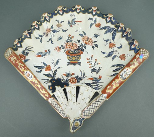 A faience dish, late 19th century, of fan form painted with birds and flowers in a vase, - Image 3 of 9