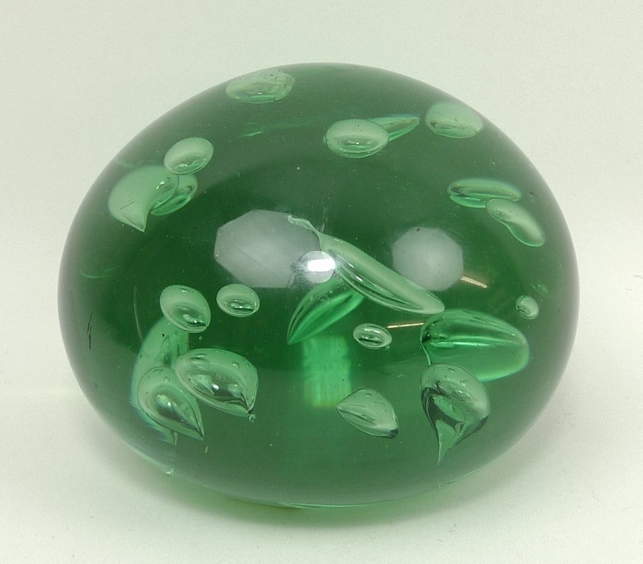 A Victorian green glass dump with air bubble inclusions, 13cm diameter. - Image 4 of 9