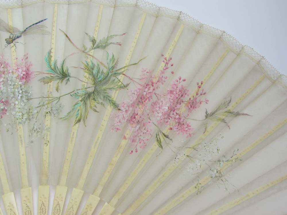 A Continental painted silk/lace fan, late 19th century, detailed with a dragonfly amongst flowers - Image 3 of 3