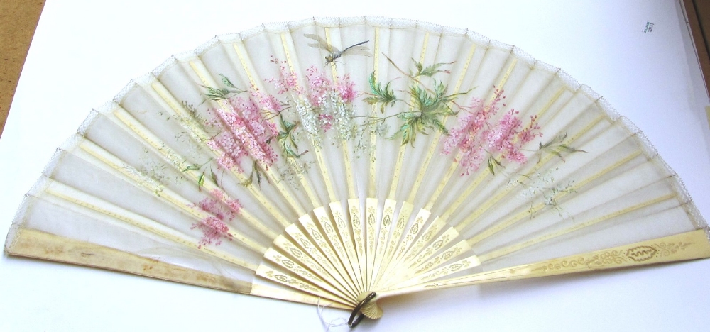 A Continental painted silk/lace fan, late 19th century, detailed with a dragonfly amongst flowers - Image 2 of 3