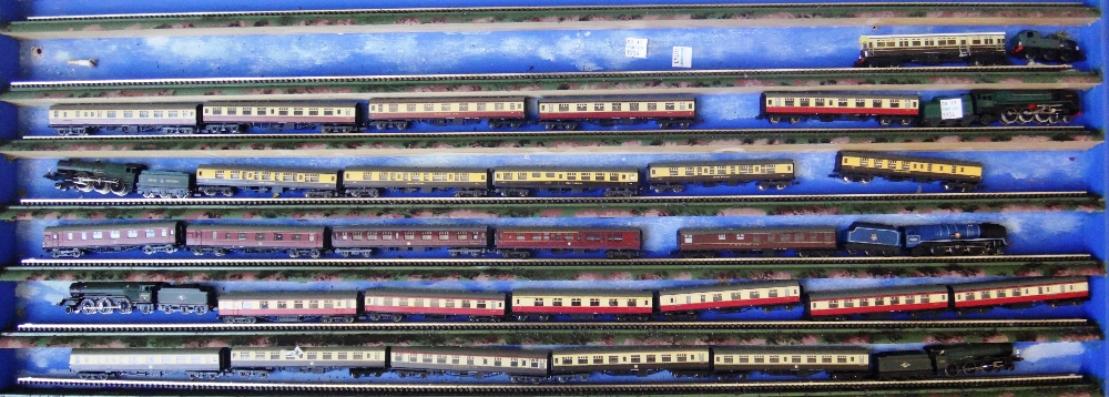 A large quantity of N gauge locomotives, coaches, wagons and rolling stock including; Graham Farish, - Image 8 of 14