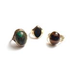 A gold and bloodstone set lozenge shaped signet ring, detailed 18 CT,