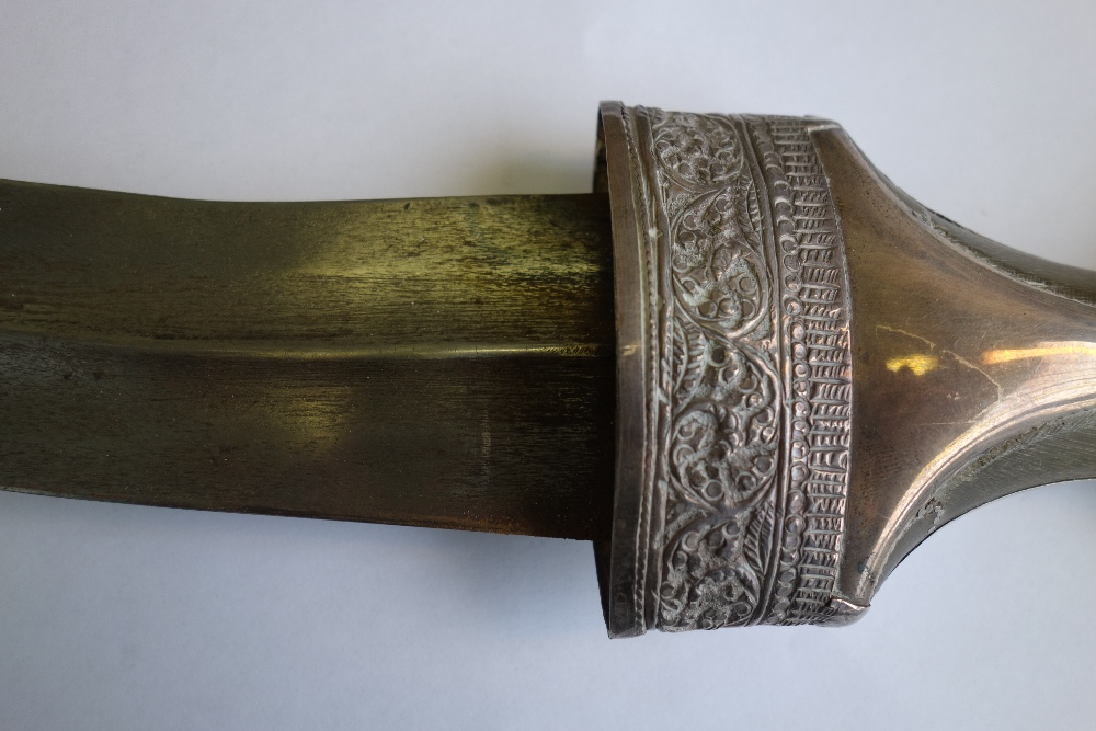 A presentation Middle Eastern Jambiya, with a shaped horn handle, - Image 4 of 16