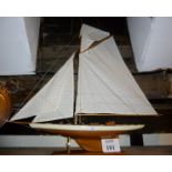 A model yacht est: £30-£40 (AB8)