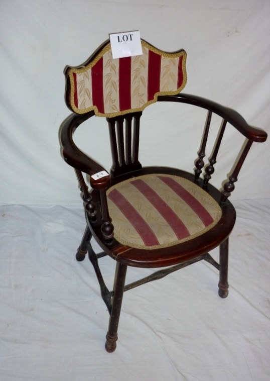 An Edwardian mahogany spindle back tub c