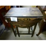 An early 20c drop leaf occasional table