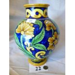 An Italian Majolica 19c/20c vase est: £4