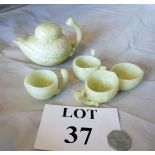 A Chinese teapot and four cups est: £20-