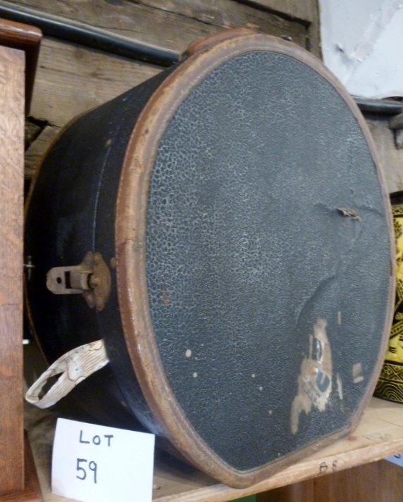 A vintage hat box est: £20-£40 (AB8)
