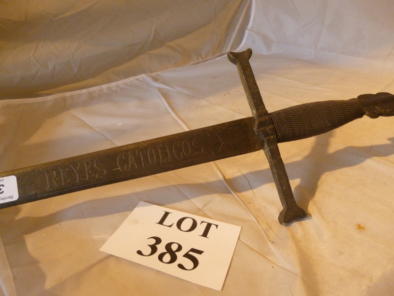 A replica commemorative sword 'Reyes Catlicos' est: £15-£30