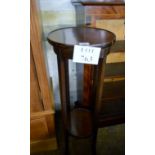 An Edwardian mahogany torchere stand with shelf beneath est: £25-£45