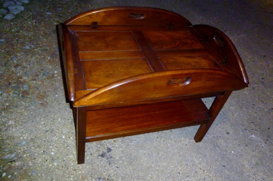 A mahogany folding tray top butlers table est: £150-£250