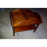 A mahogany folding tray top butlers table est: £150-£250