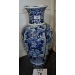 A large blue and white Chinese vase est: £40-£60 (E)