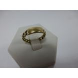 9ct gold ring in the form of a chain wit