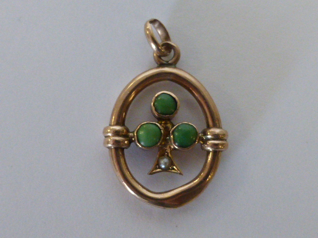 A small Victorian 9ct gold pendant set w