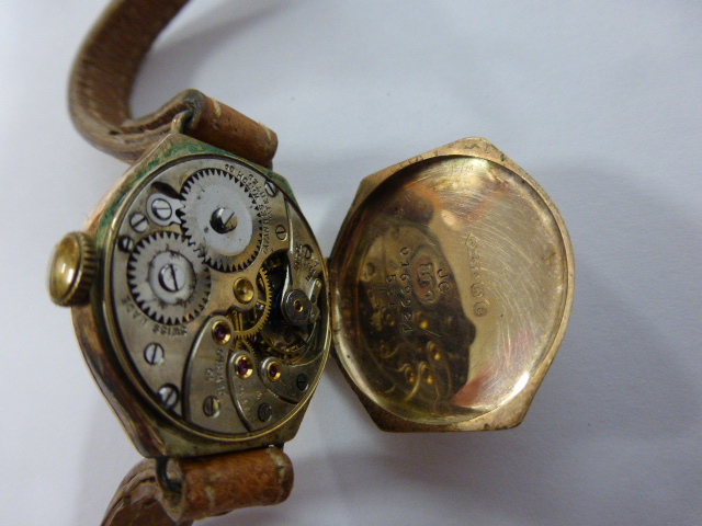 Ladies 9ct gold watch with 15 jewel Swis - Image 2 of 2