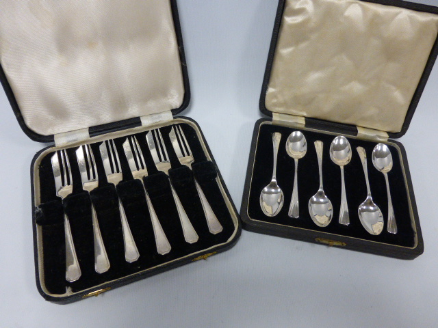 Cased set of six silver pastry / cake fo