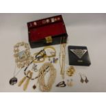 Jewellery box containing vintage jewelle