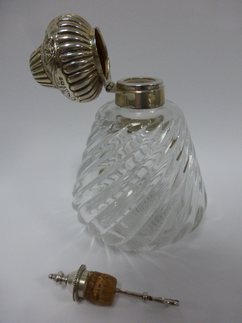 Victorian silver mounted glass scent bot - Image 2 of 3