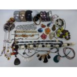 Collection of assorted costume/fashion jewellery