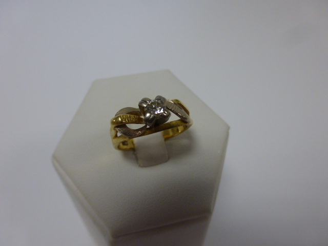 Unusual 18ct gold and Diamond solitaire ring, 6.