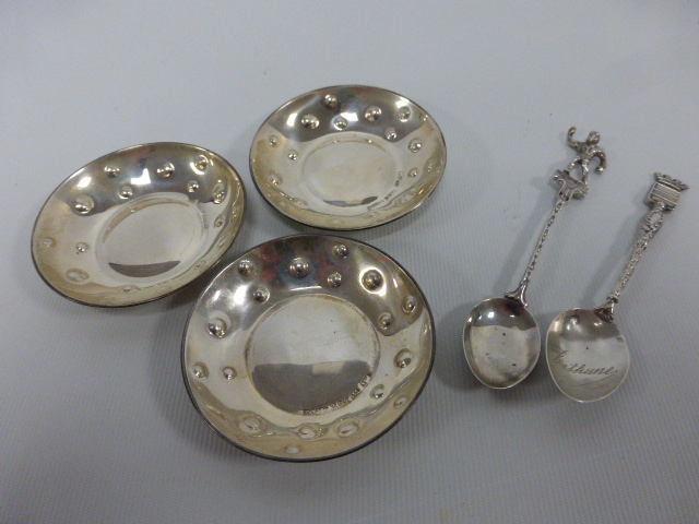 Three Continental 925 silver pin trays and two silver spoons, 63.