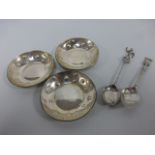 Three Continental 925 silver pin trays and two silver spoons, 63.