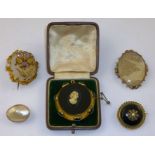 A SELECTION OF VICTORIAN AND LATER BROOCHES to include a base metal bi-tone oval brooch with