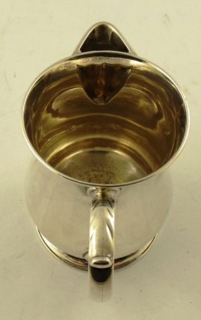 BARNARD FAMILY A VICTORIAN GEORGIAN STYLE SILVER CREAM JUG fashioned as a baluster mug with spout - Image 2 of 5