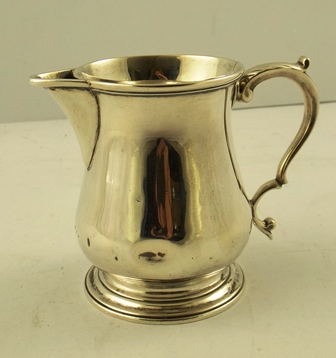 BARNARD FAMILY A VICTORIAN GEORGIAN STYLE SILVER CREAM JUG fashioned as a baluster mug with spout