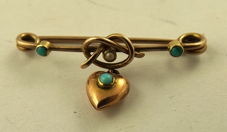 AN EDWARDIAN GOLD BROOCH fashioned with a knot and heart below, set with three turquoise and seed - Image 4 of 4
