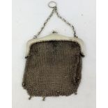 AN EARLY 20TH CENTURY SILVER CHAIN LINK EVENING PURSE with long link chain and ring suspension,