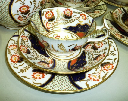 A 19TH CENTURY ENGLISH PORCELAIN TEASET decorated in a stylised shagreen and Imari palette - Image 3 of 6