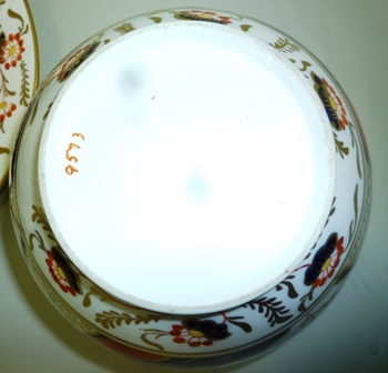 A 19TH CENTURY ENGLISH PORCELAIN TEASET decorated in a stylised shagreen and Imari palette - Image 6 of 6