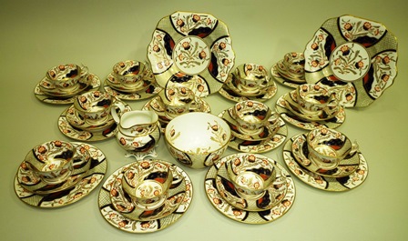 A 19TH CENTURY ENGLISH PORCELAIN TEASET decorated in a stylised shagreen and Imari palette - Image 2 of 6