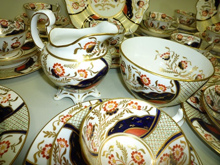 A 19TH CENTURY ENGLISH PORCELAIN TEASET decorated in a stylised shagreen and Imari palette - Image 4 of 6