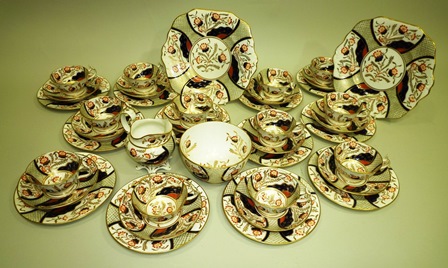 A 19TH CENTURY ENGLISH PORCELAIN TEASET decorated in a stylised shagreen and Imari palette