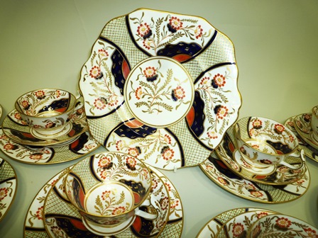 A 19TH CENTURY ENGLISH PORCELAIN TEASET decorated in a stylised shagreen and Imari palette - Image 5 of 6